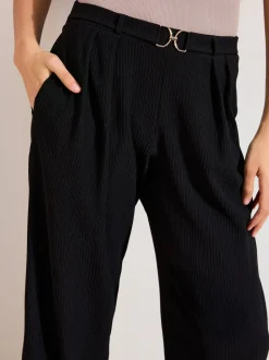 Noir - Friends Like These Pantalons à jambe large en jersey effet froissé avec boucle sur le devant