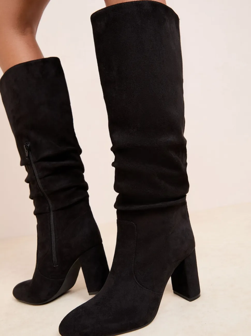 Noir - Friends Like These Bottes hautes longues en faux daim à talon carré froncé