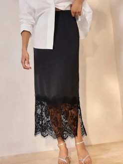 Noir - Jupe mi-longue en satin bordée de dentelle