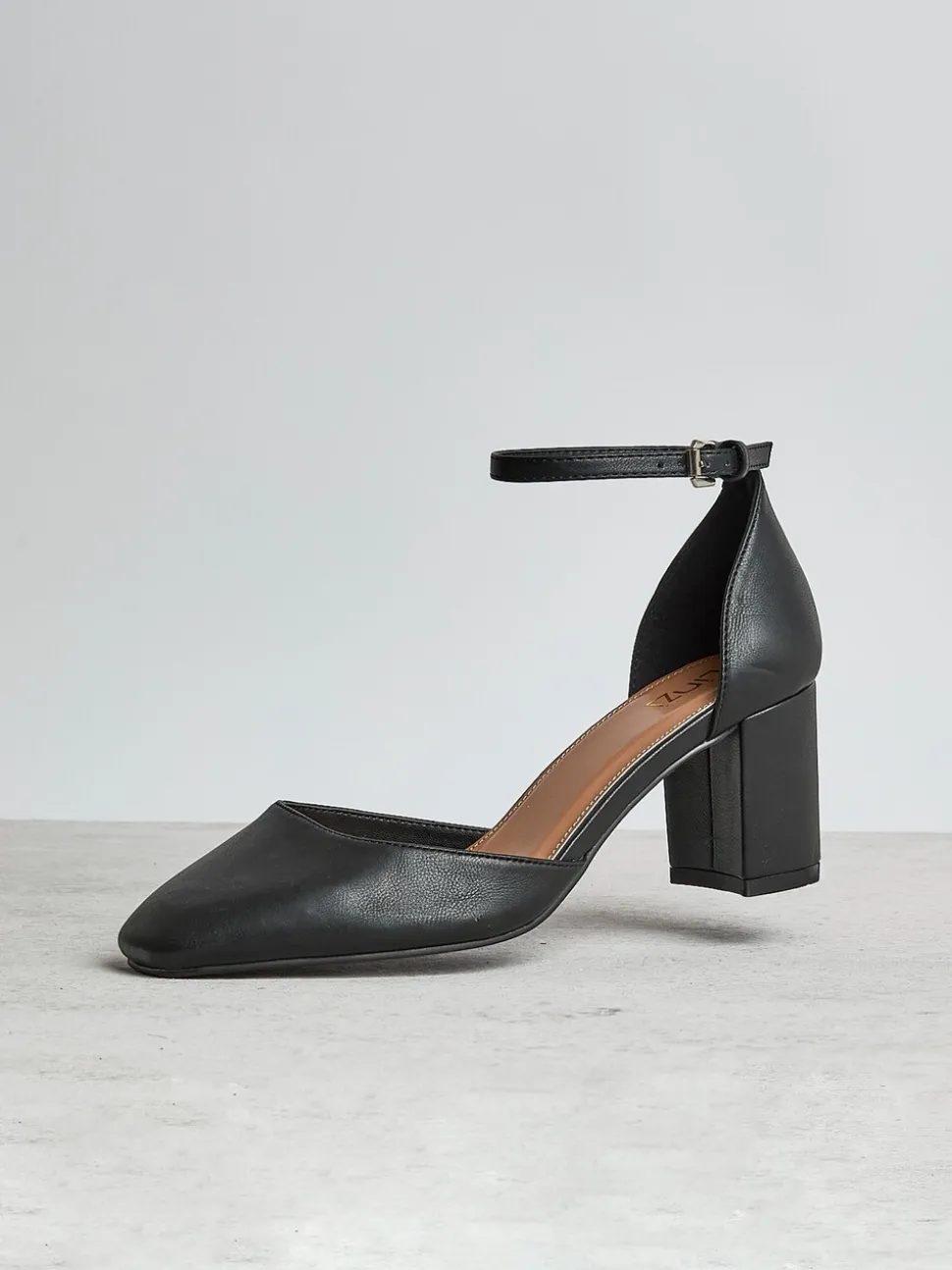 Noir - Linzi Sydney talons de cour à bout carré