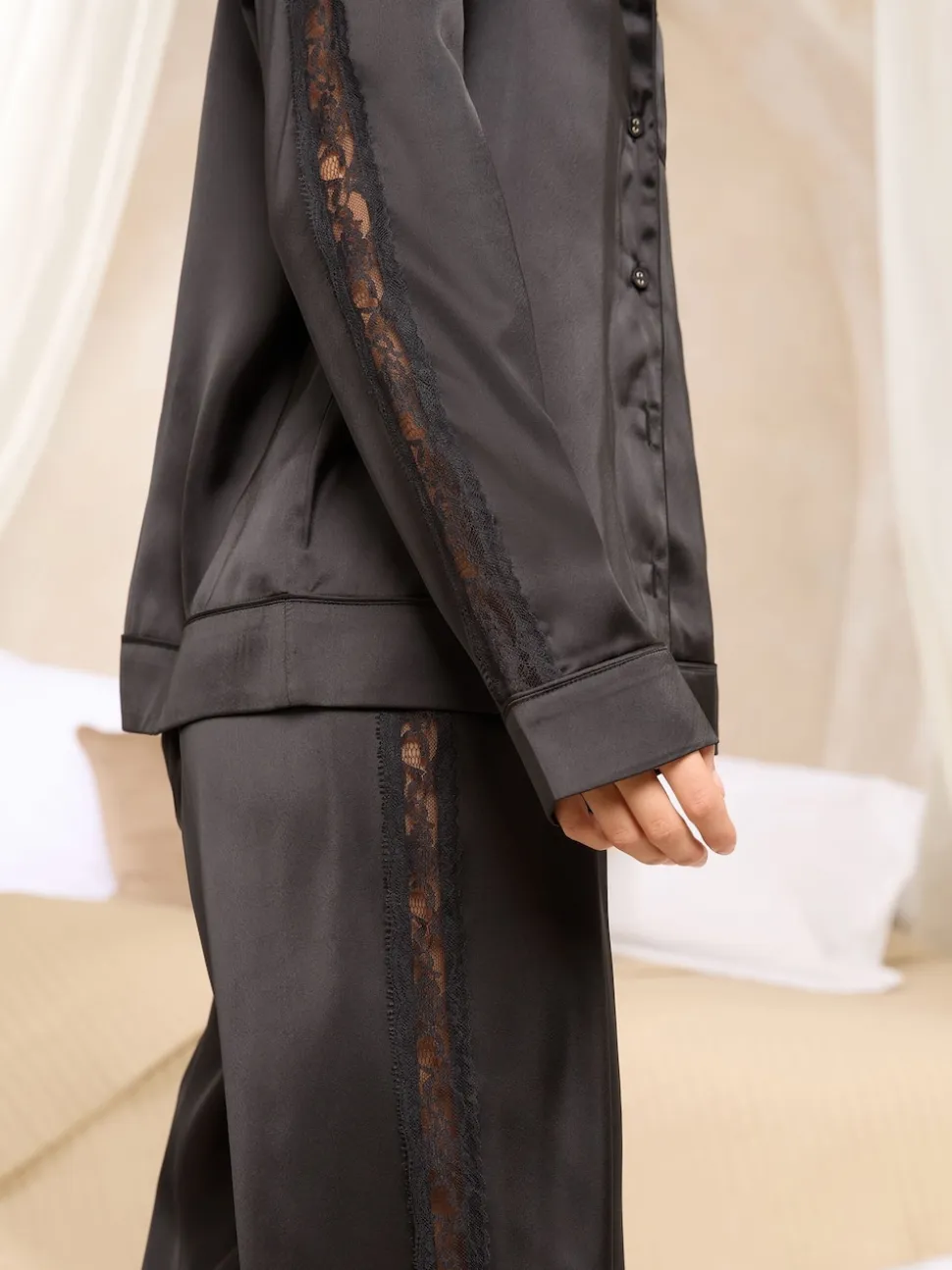 Noir - Lipsy pyjama à manches longues Satin avec détails en dentelle