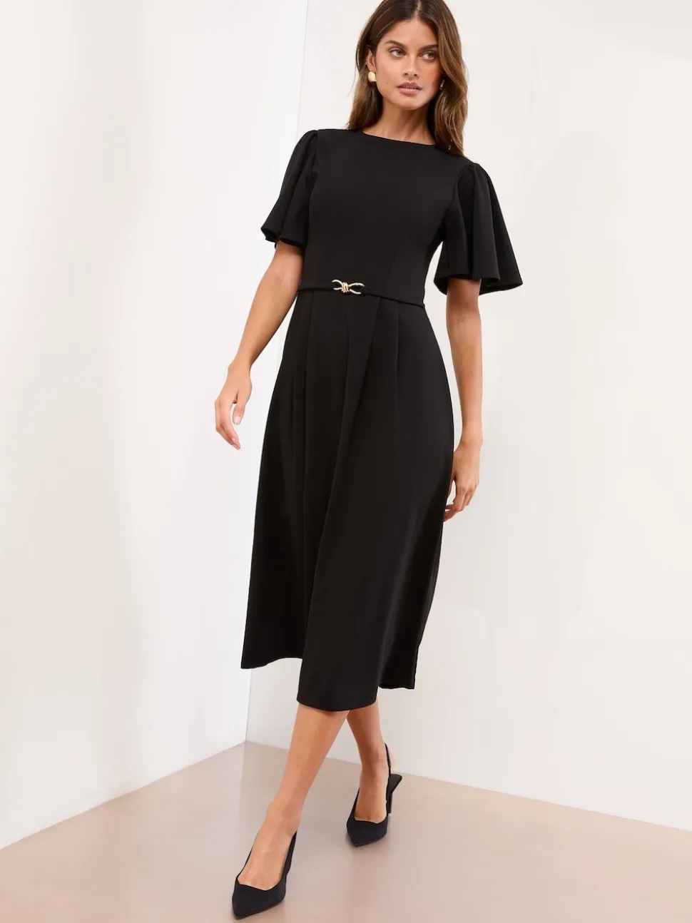 Noir - Lipsy Robe mi-longue évasée à Manches courtes à Col rond avec ceinture Or