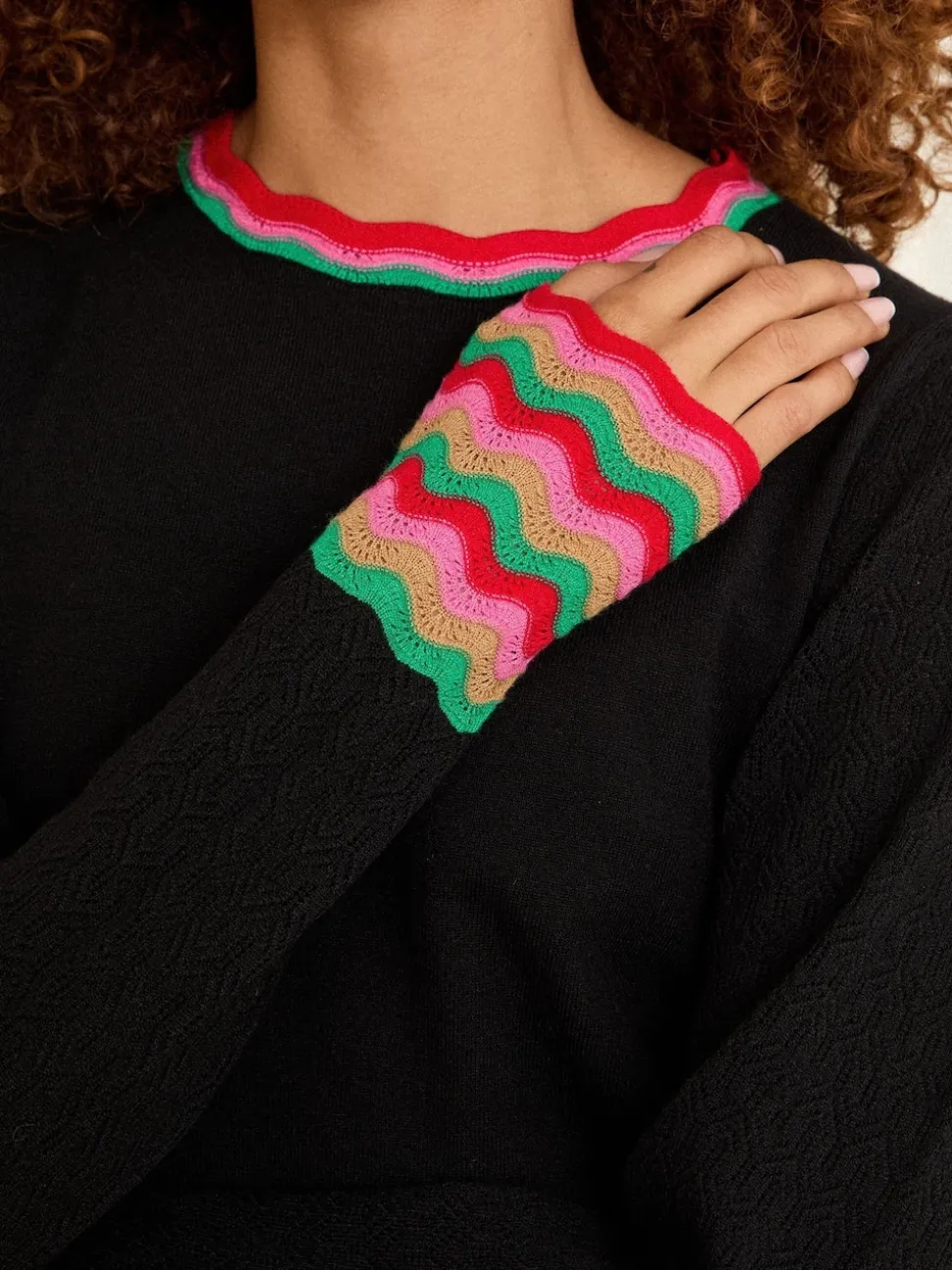 Noir - Love & Roses pull en maille à rayures arc-en-ciel ondulé