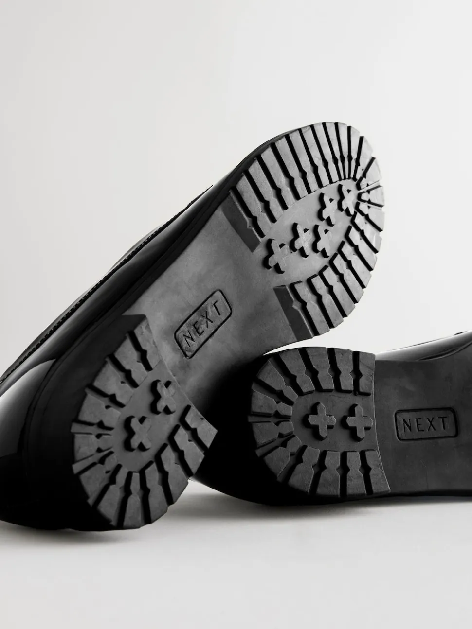 Noir - Mocassins vernis à glands avec détails métalliques
