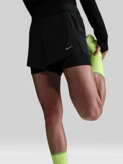 Noir - Nike Shorts de course Swift Dri-FIT Milieu 2à1
