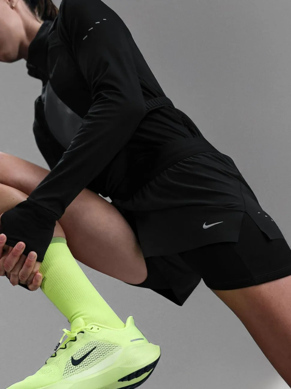 Noir - Nike Shorts de course Swift Dri-FIT Milieu 2à1