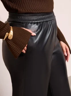 Noir - Pantalon élastique Friends Like These en similicuir