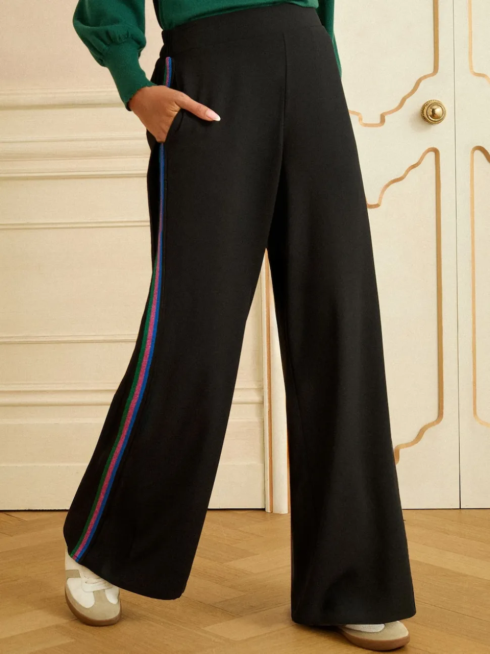 Noir - Pantalons à jambe large à rayure latérale contrastante Love & Roses
