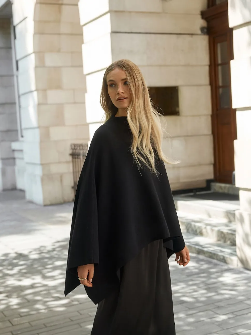 Noir - Poncho cape en maille fine