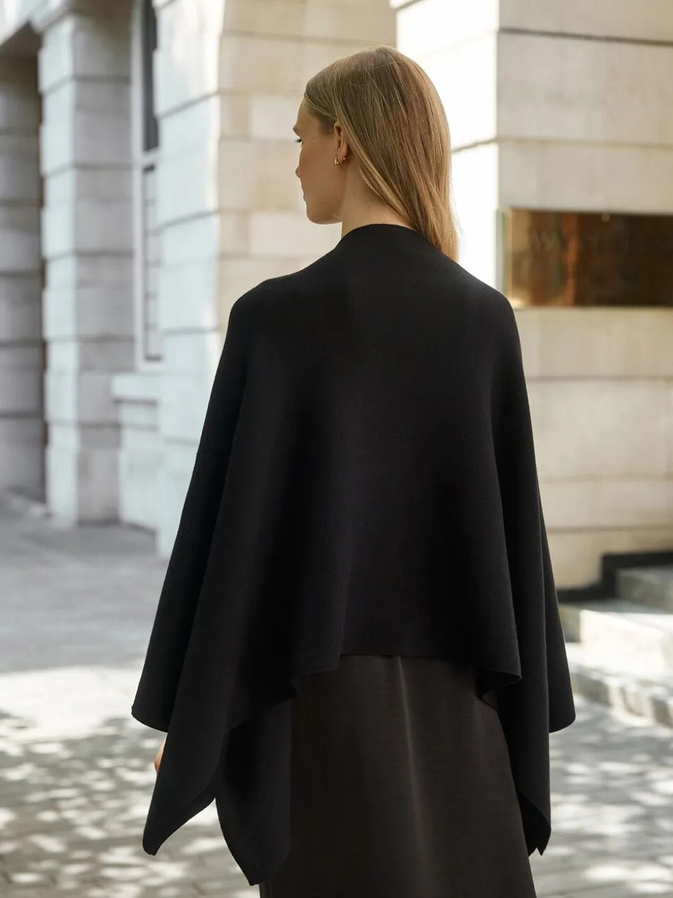 Noir - Poncho cape en maille fine