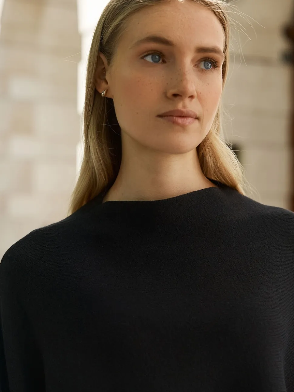 Noir - Poncho cape en maille fine