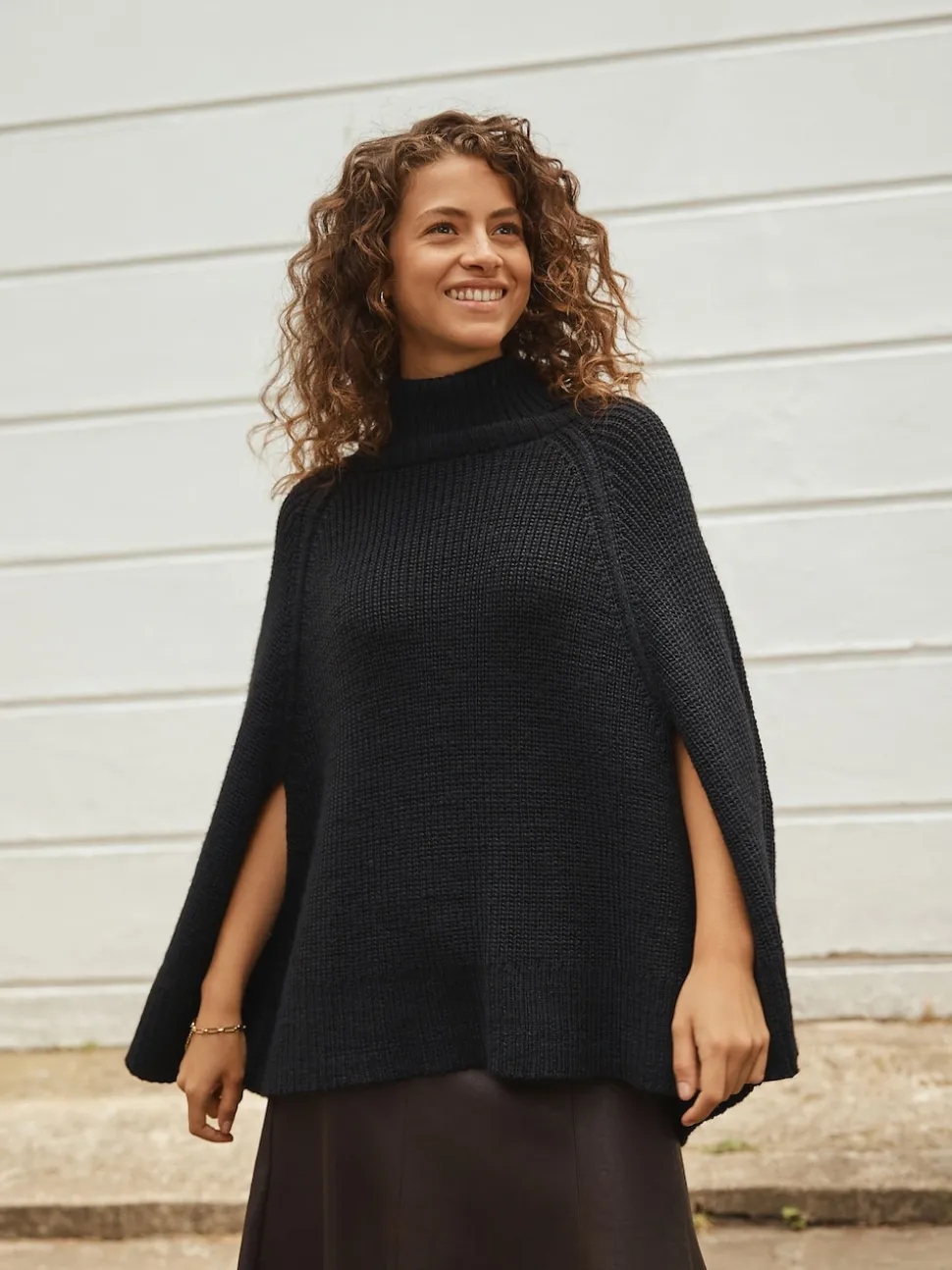 Noir - Poncho en maille côtelée à col roulé