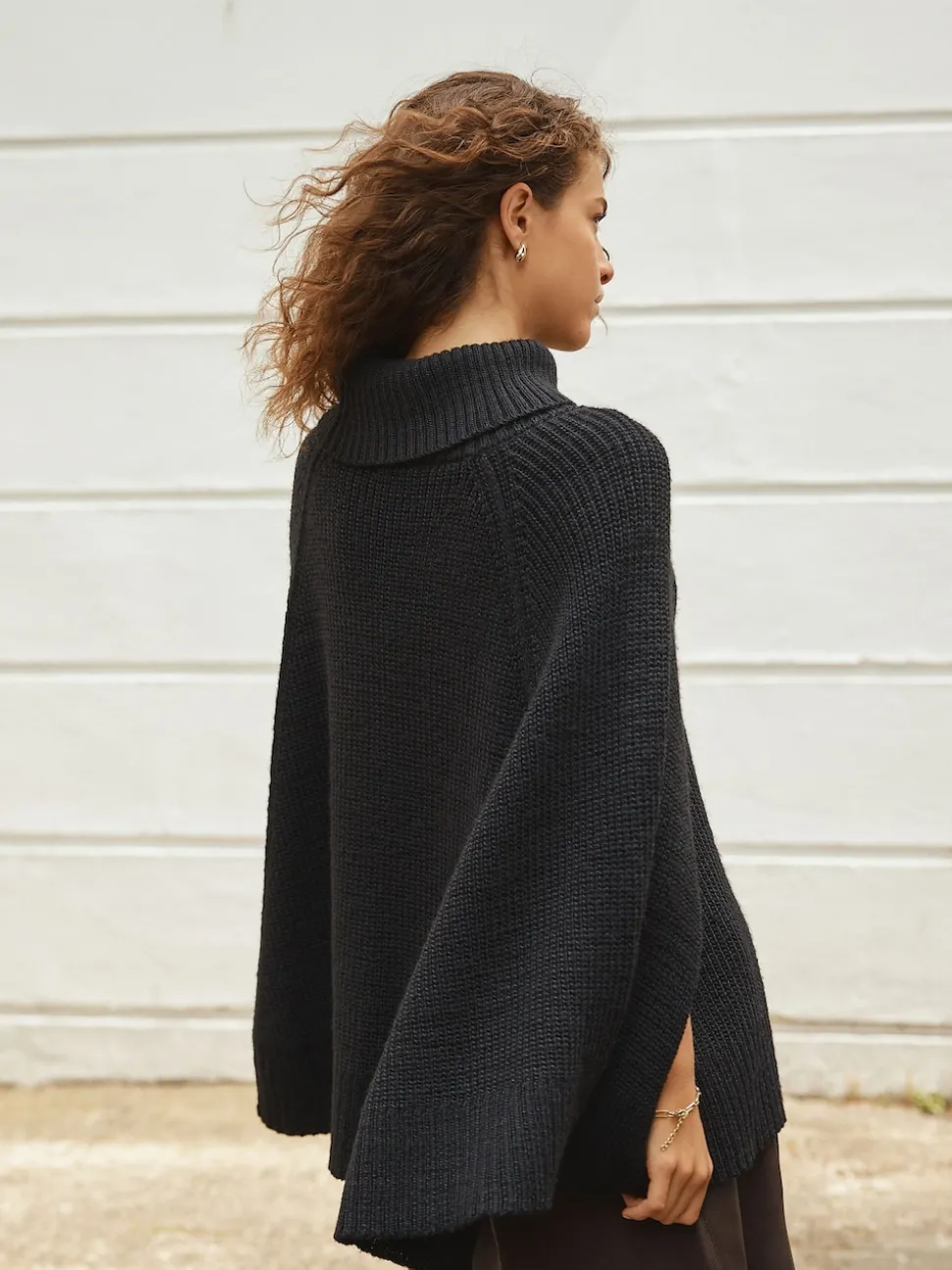Noir - Poncho en maille côtelée à col roulé