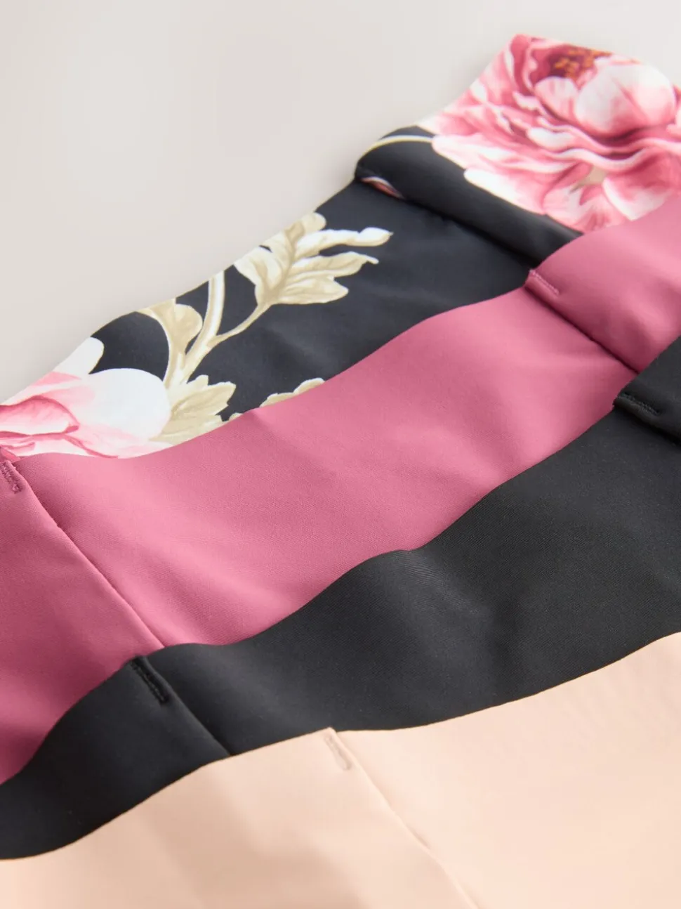 Noir / Praline nude / Rose fleuri - Lot de 4 culottes menstruelles à débit moyen Invisible