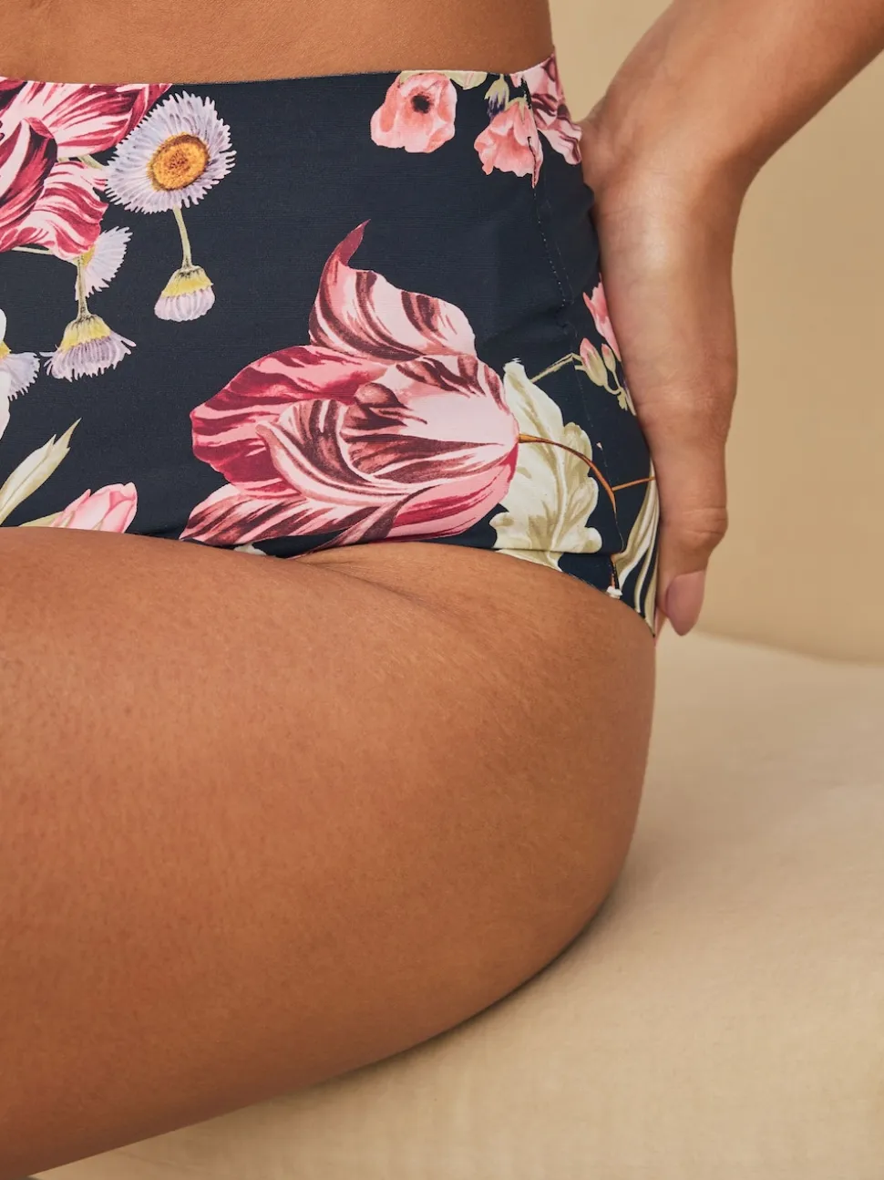 Noir / Praline nude / Rose fleuri - Lot de 4 culottes menstruelles à débit moyen Invisible
