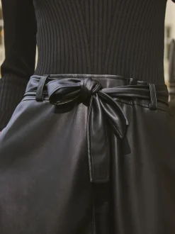Noir - Robe mi-longue à ceinture nouée en similicuir