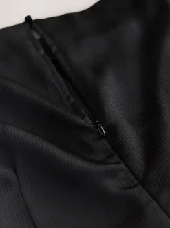 Noir - Robe mi-longue texturée en Satin à Manches courtes torsadée sur le devant
