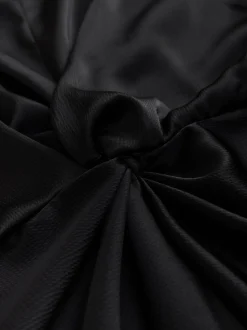 Noir - Robe mi-longue texturée en Satin à Manches courtes torsadée sur le devant