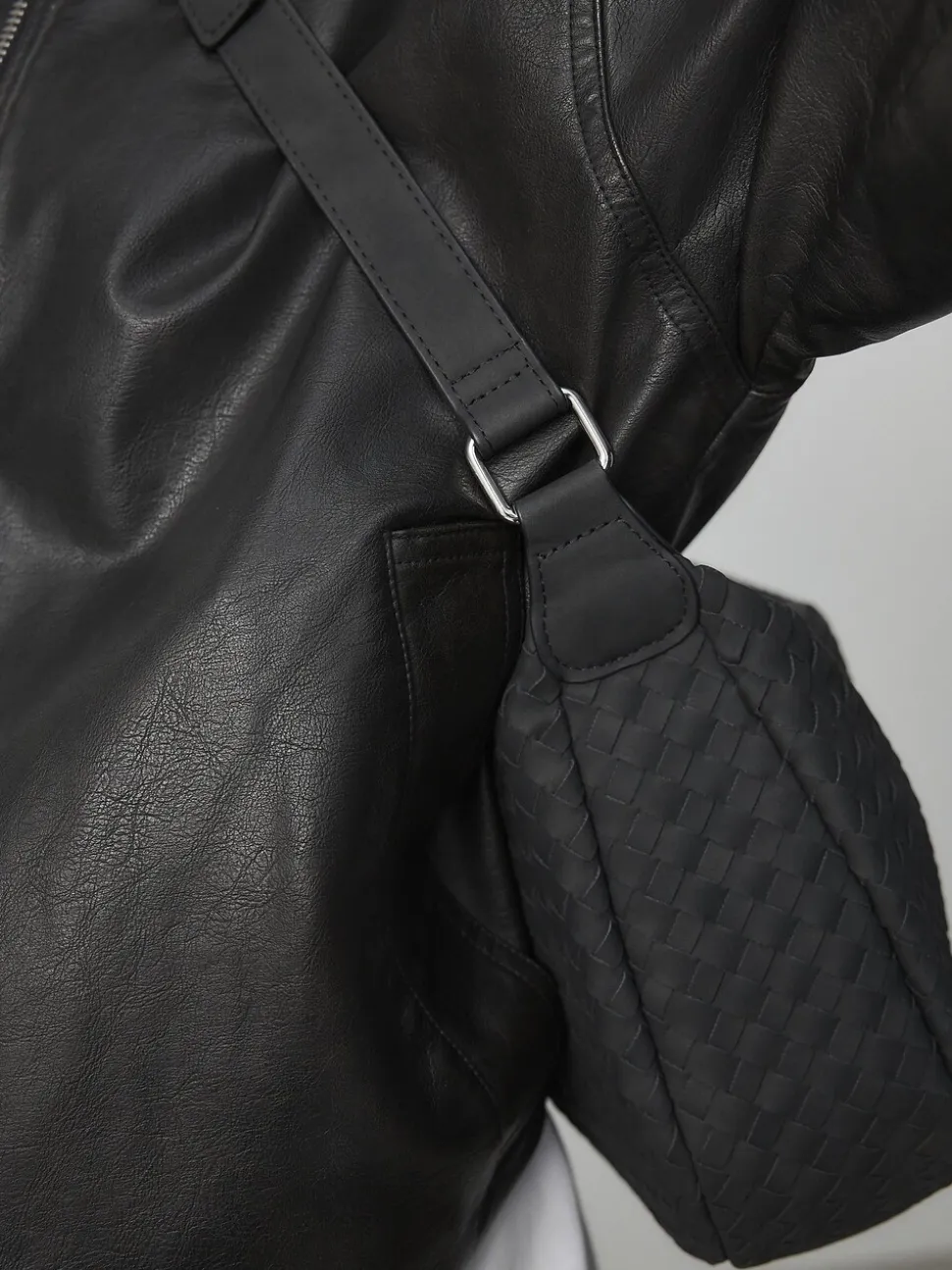 Noir - Sac à bandoulière tissé en daim