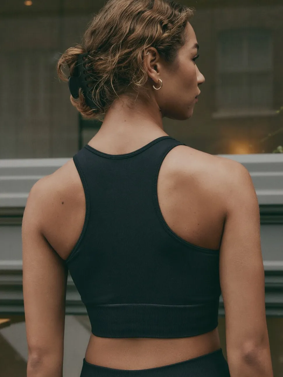 Noir - soi-même. Brassière de sport sans coutures