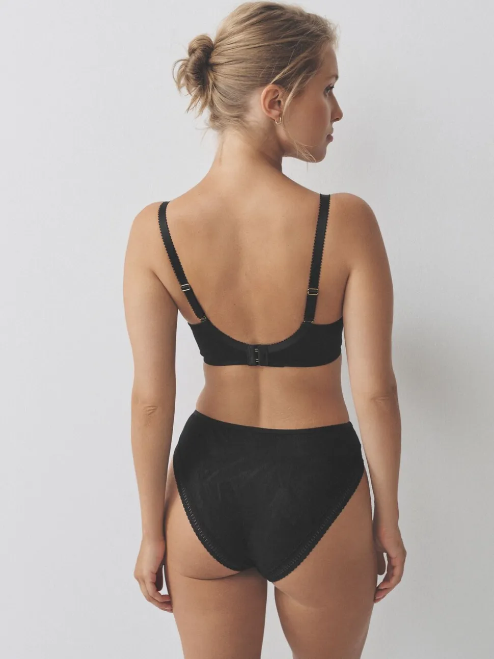 Noir - Soutien-gorge DD-H à armatures avec bonnets classiques