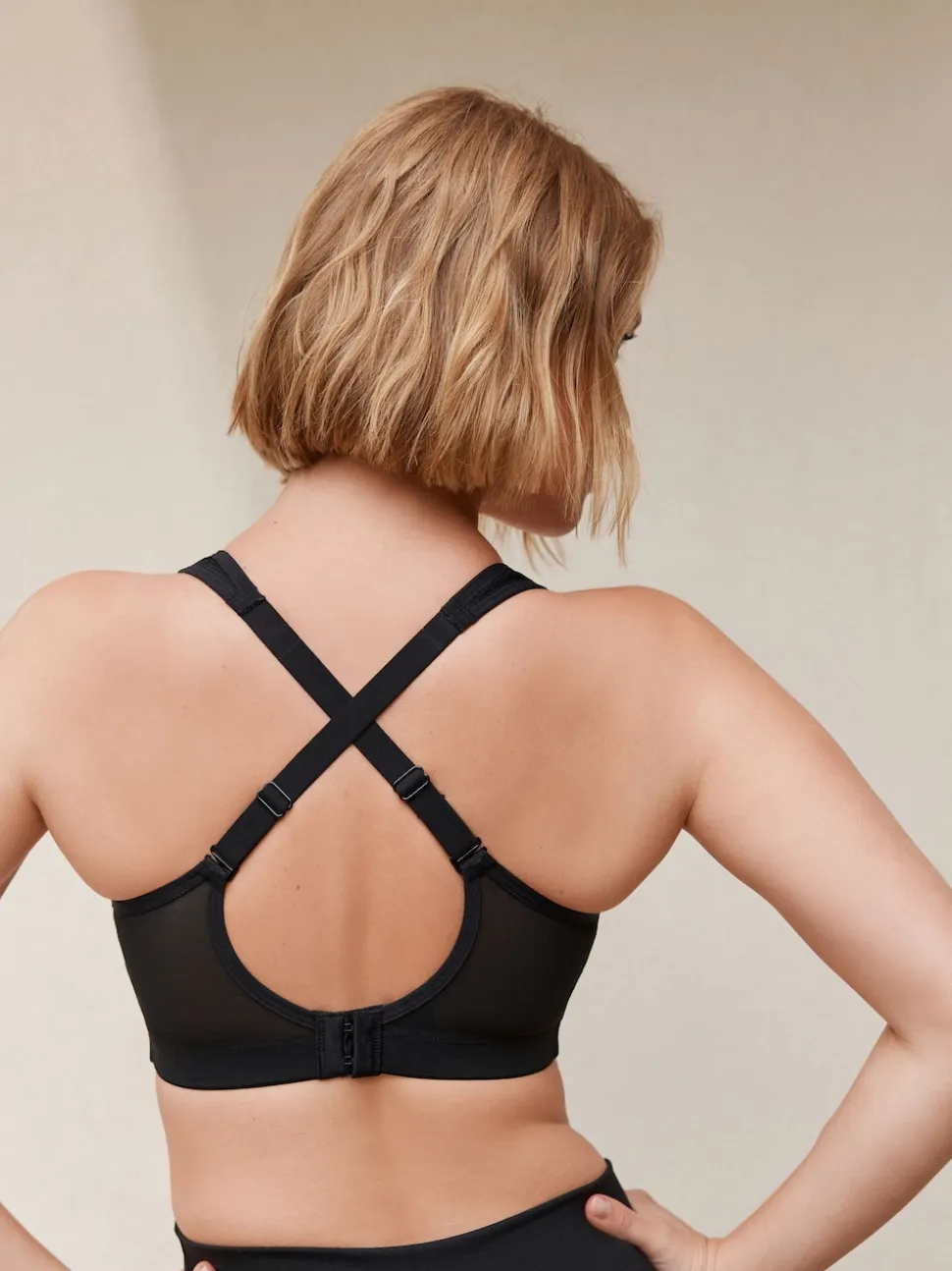 Noir - Soutien-gorge de sport DD+ sans rembourrage avec bonnet complet Dry Tech à impact élevé