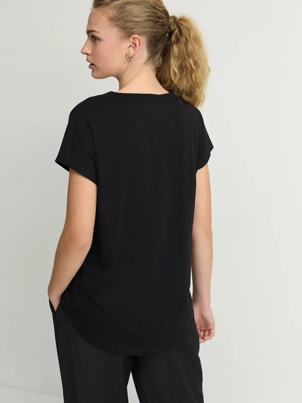 Noir - T-shirt à col en V avec manches à bonnet