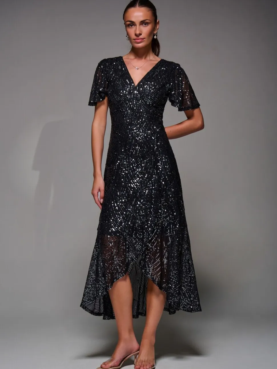 Noir anthracite - Robe longue Jolie Moi à manches ange à sequins et ourlet à volants