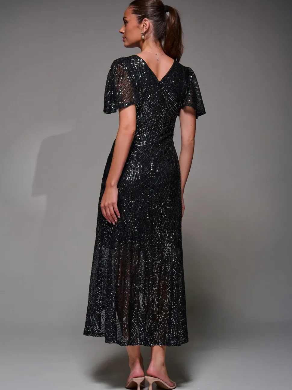 Noir anthracite - Robe longue Jolie Moi à manches ange à sequins et ourlet à volants