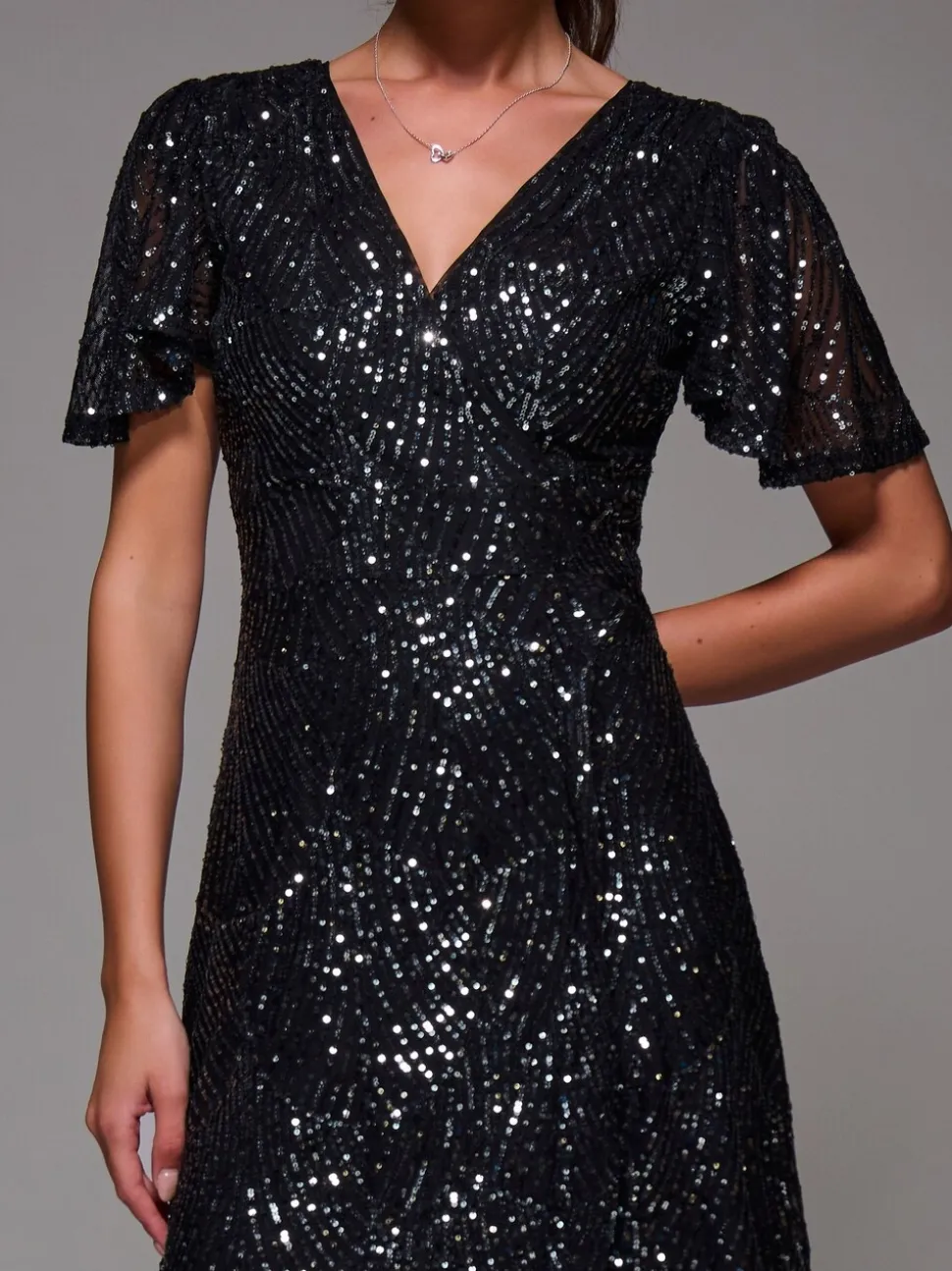 Noir anthracite - Robe longue Jolie Moi à manches ange à sequins et ourlet à volants