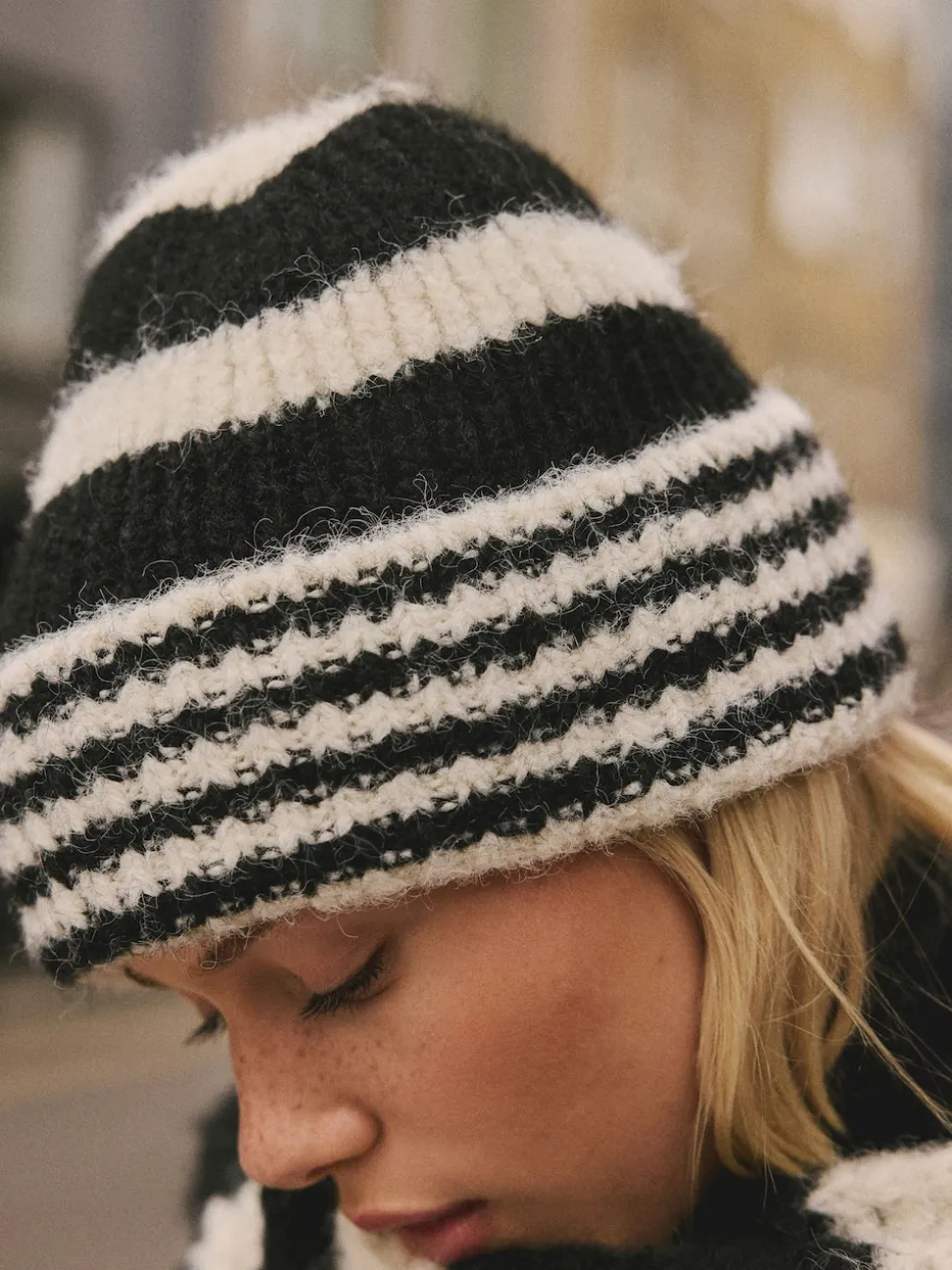 Noir/Blanc - Bonnet en maille à rayures
