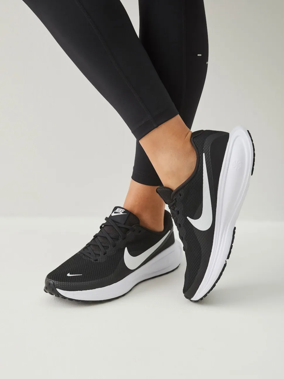 Noir/Blanc - Nike Revolution 8 Roads Chaussures de course