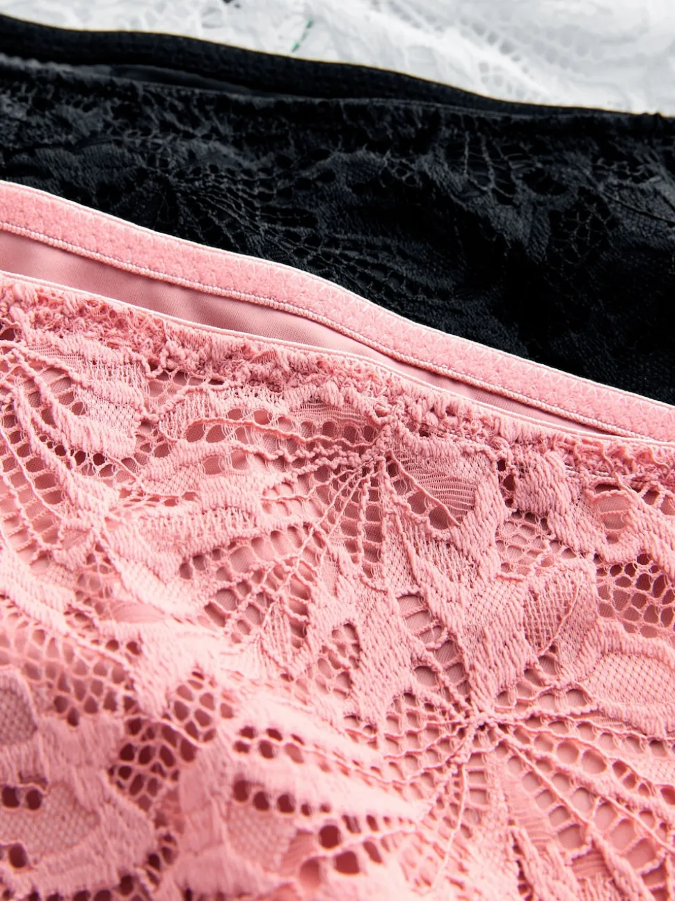 Noir/Blanc/Nu - Lot de 3 culottes NVPL en dentelle sur le devant