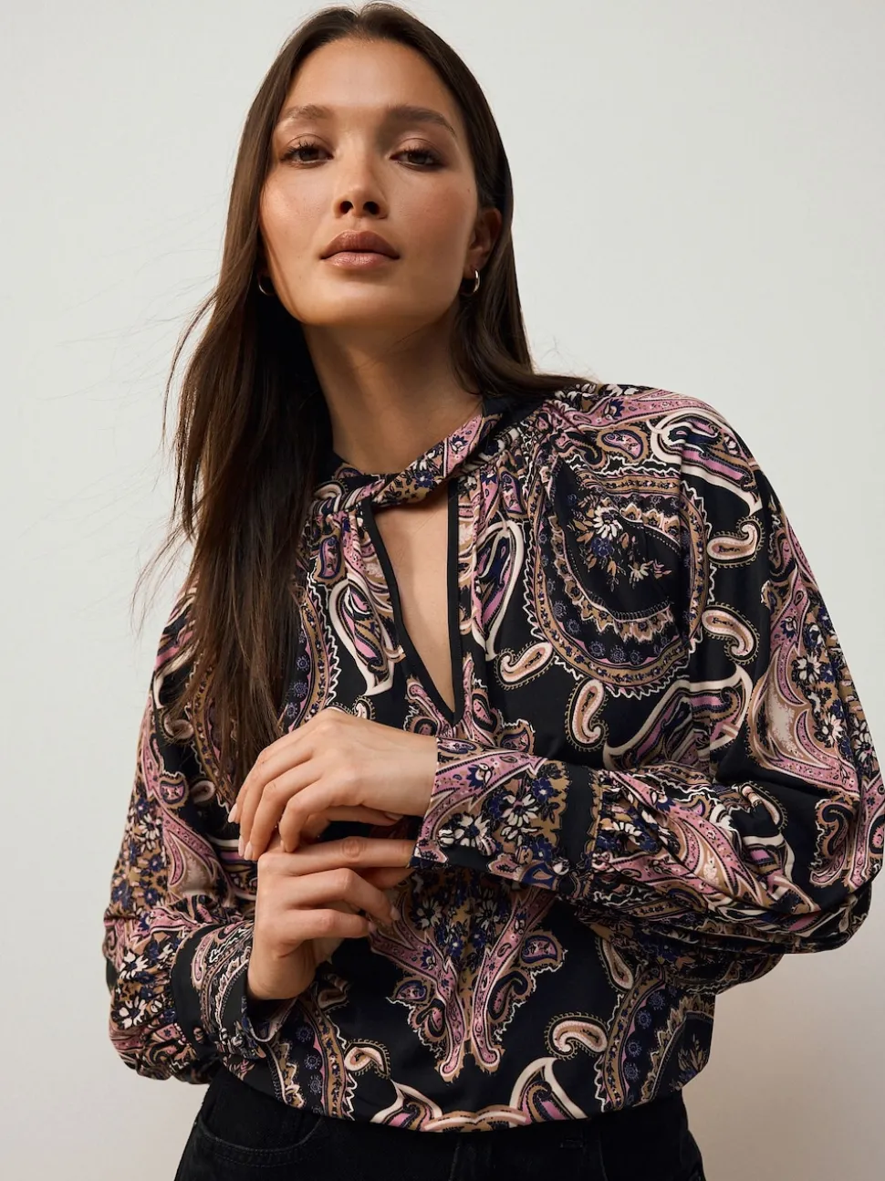 Noir/Rose Motif Paisley - Chemisier manches longues en jersey à col torsadé