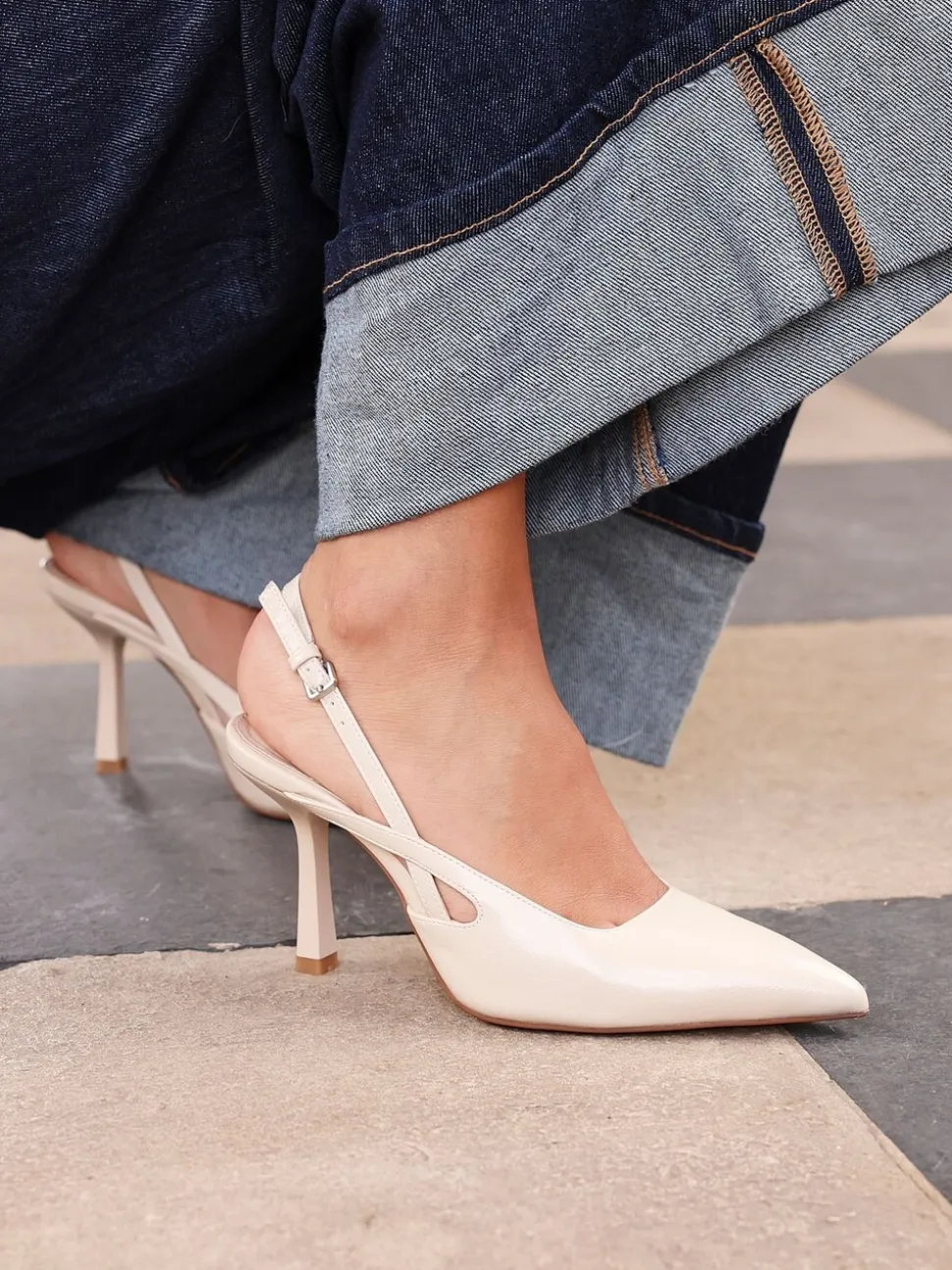 Nude - Linzi Rhea À attacher à l’arrière talons courts