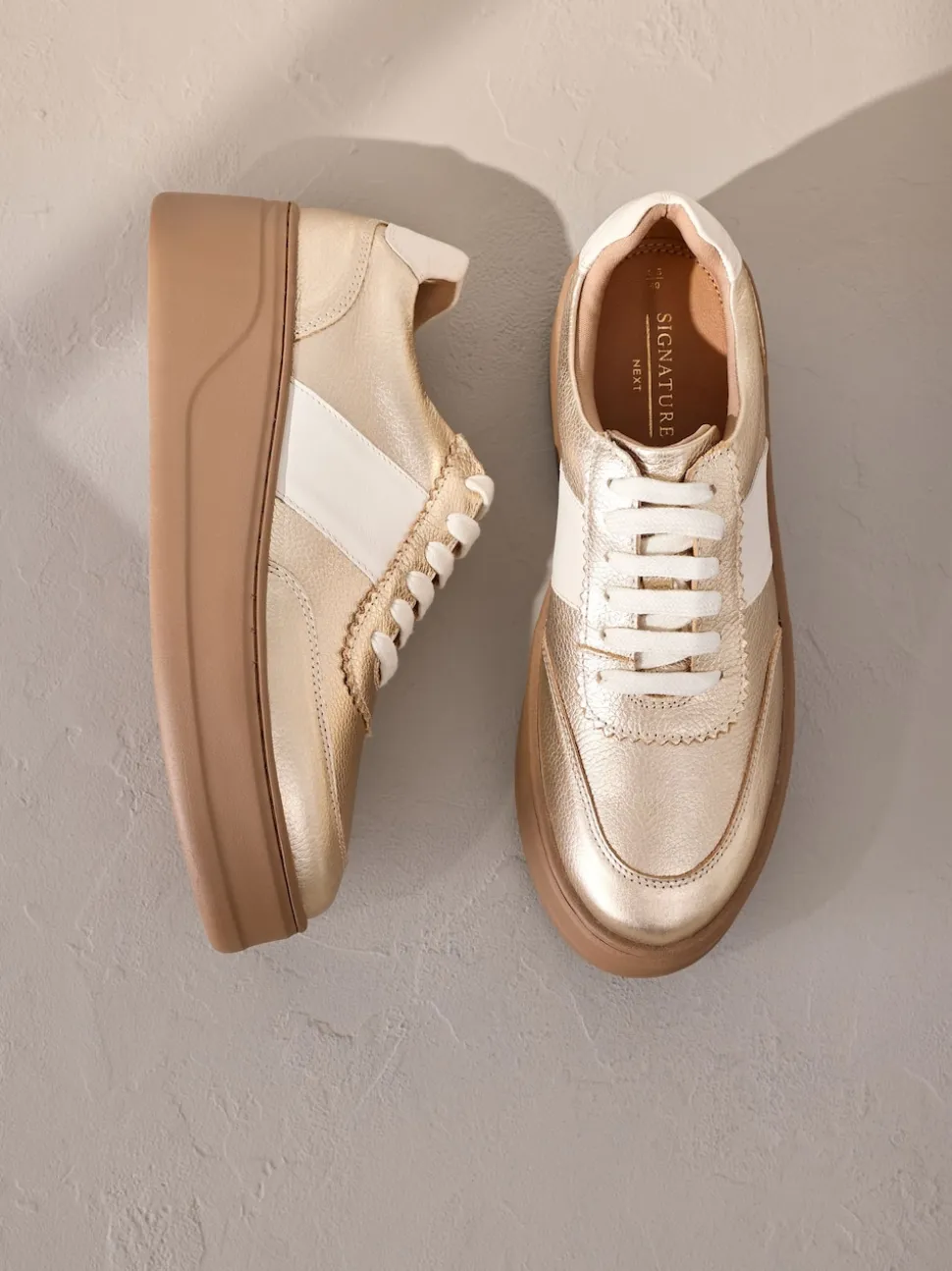 Or - Baskets Signature haut de gamme à lacets et semelle épaisse compensées en cuir