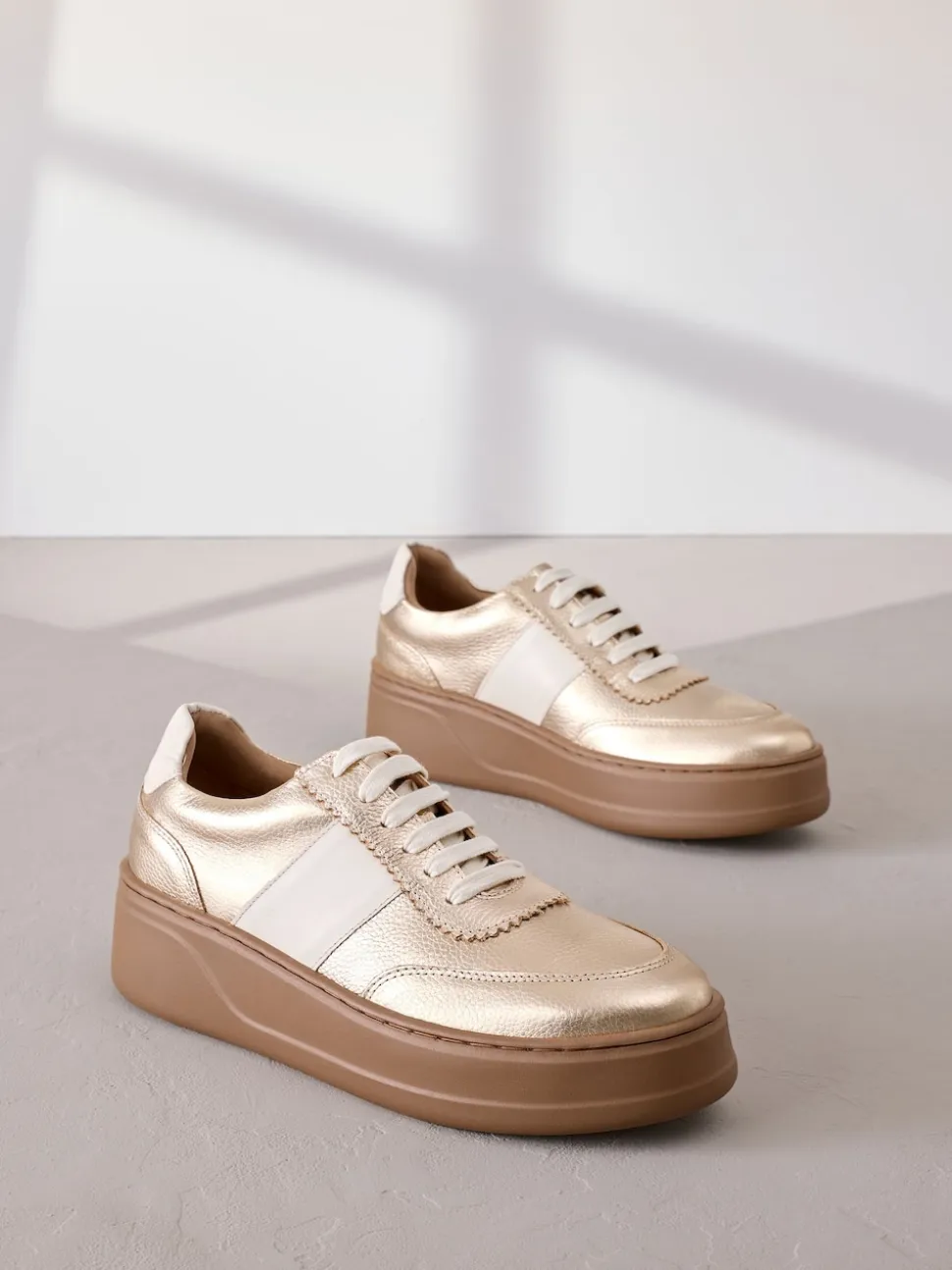 Or - Baskets Signature haut de gamme à lacets et semelle épaisse compensées en cuir