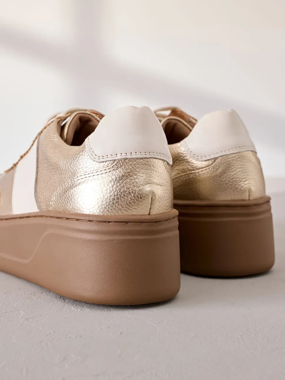Or - Baskets Signature haut de gamme à lacets et semelle épaisse compensées en cuir