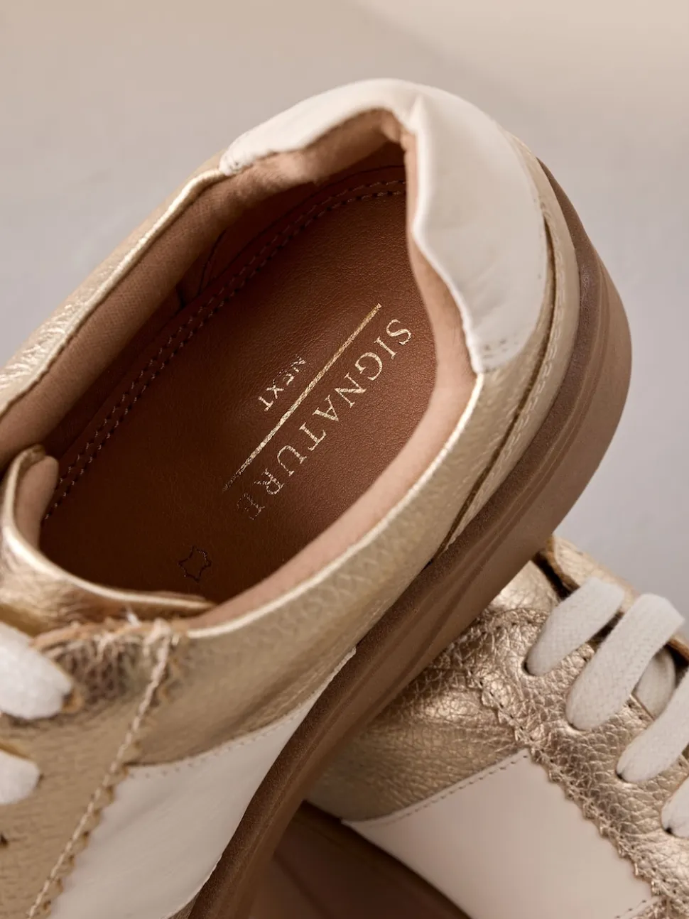 Or - Baskets Signature haut de gamme à lacets et semelle épaisse compensées en cuir