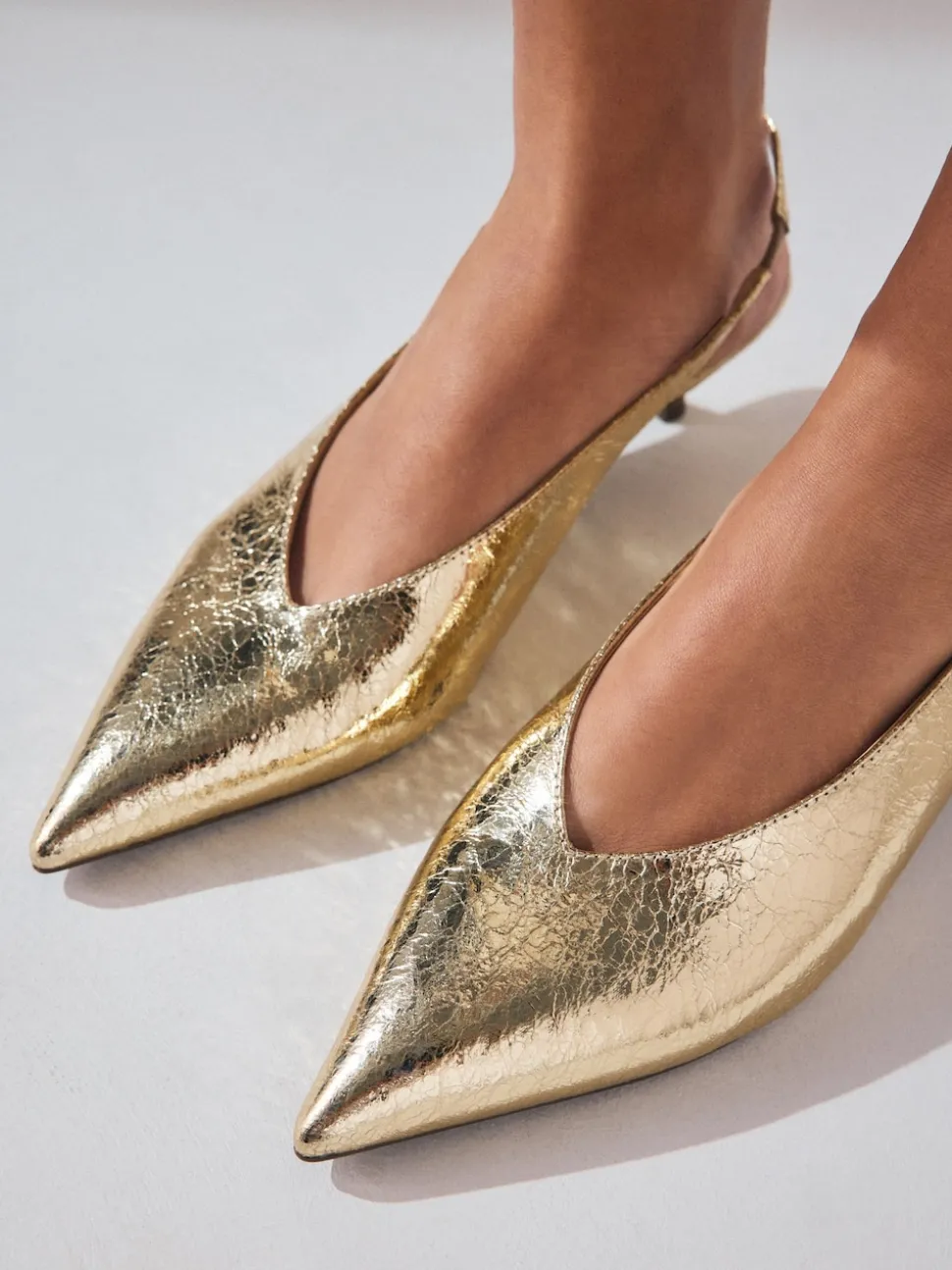 Or - Chaussures à talons chaton à bride arrière et bout pointu