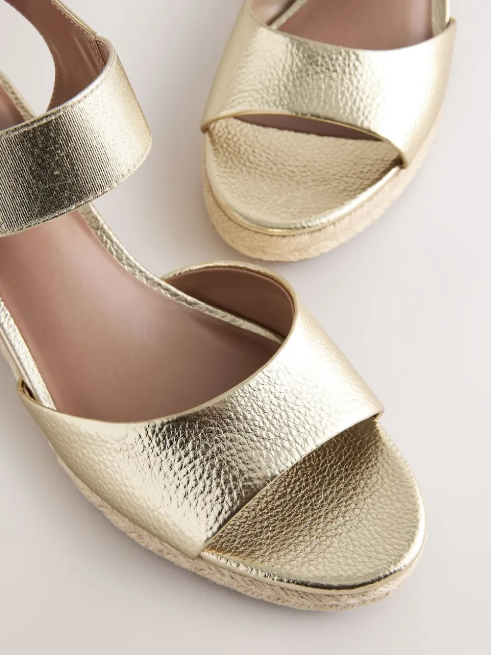 Or - Chaussures compensées à bout élastique avec brides