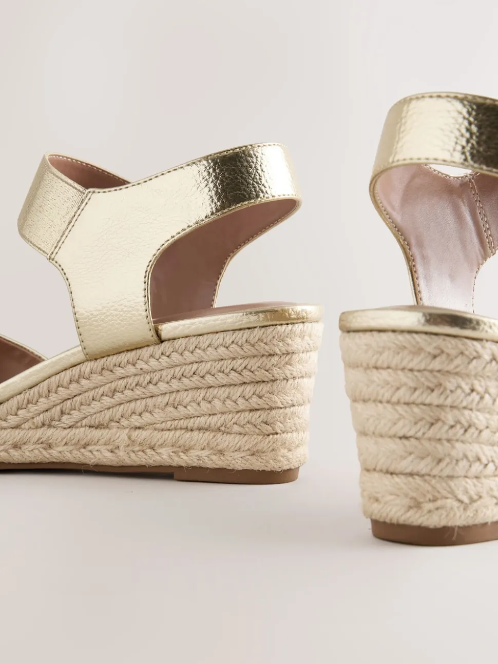 Or - Chaussures compensées à bout élastique avec brides