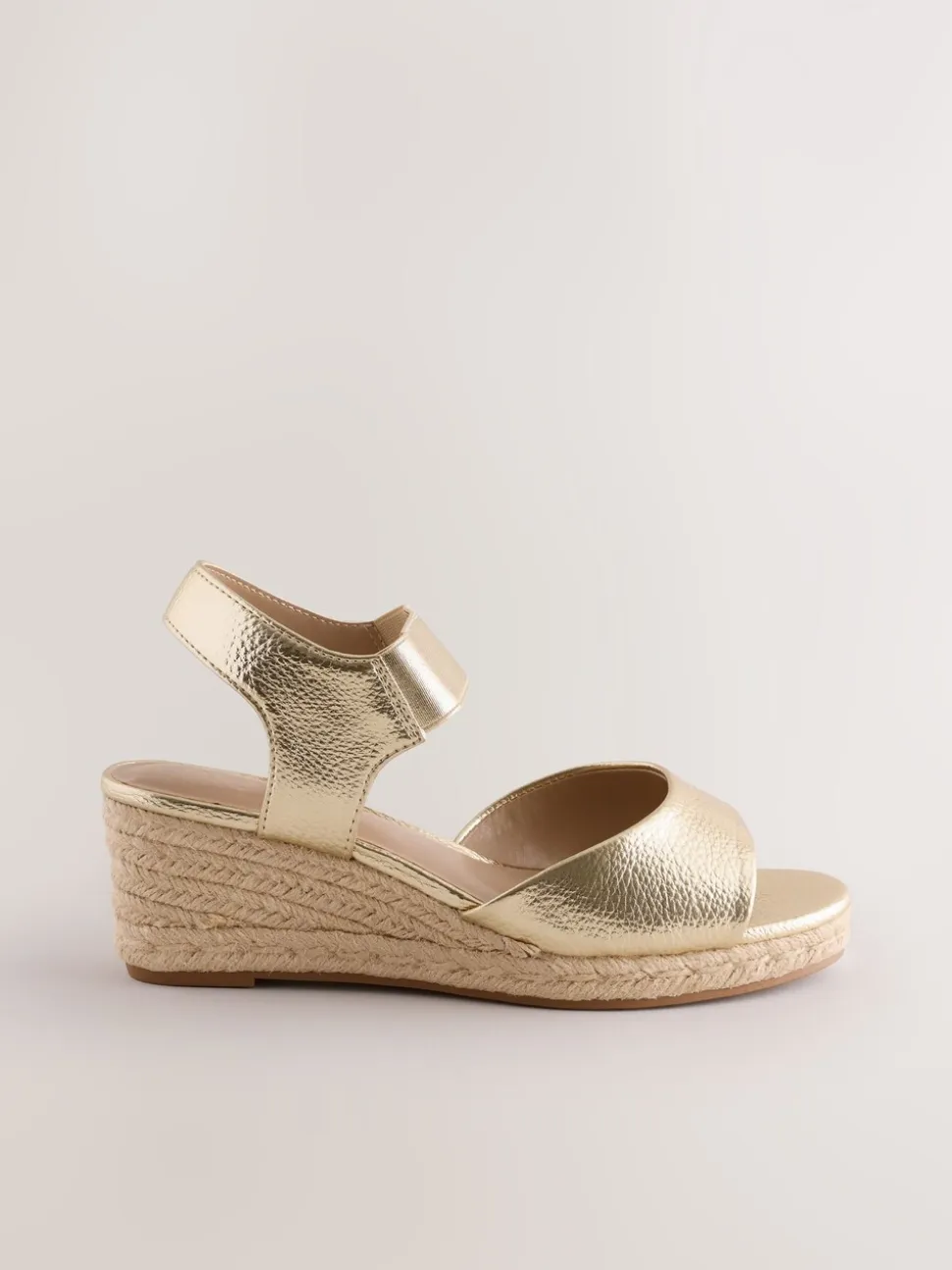 Or - Chaussures compensées à bout élastique avec brides