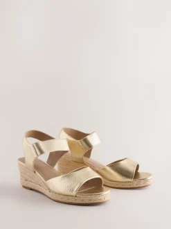 Or - Chaussures compensées à bout élastique avec brides