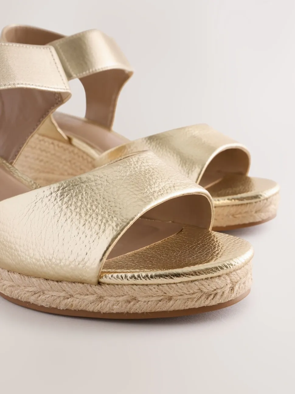 Or - Chaussures compensées à bout élastique avec brides