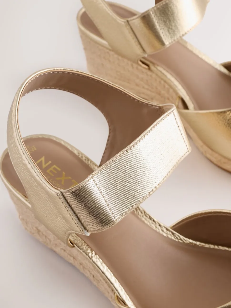 Or - Chaussures compensées à bout élastique avec brides