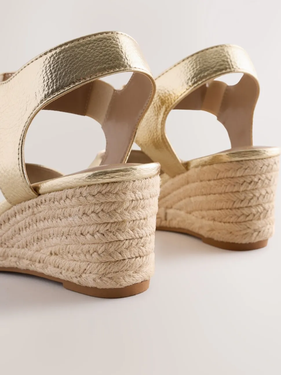 Or - Chaussures compensées à bout élastique avec brides