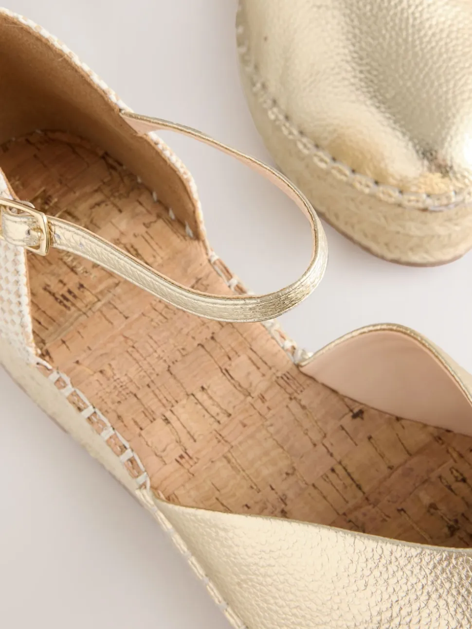 Or - Espadrilles à plateforme fermée et à bout compensé