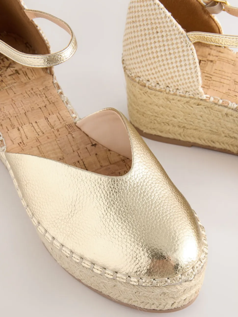 Or - Espadrilles à plateforme fermée et à bout compensé