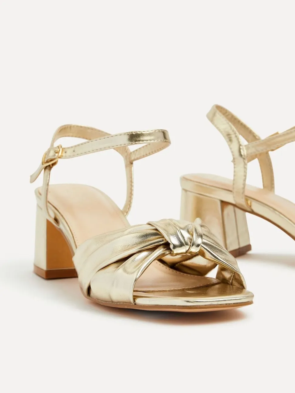 Or - Sandales Linzi Charlotte à talons carrés avec nœud sur le devant